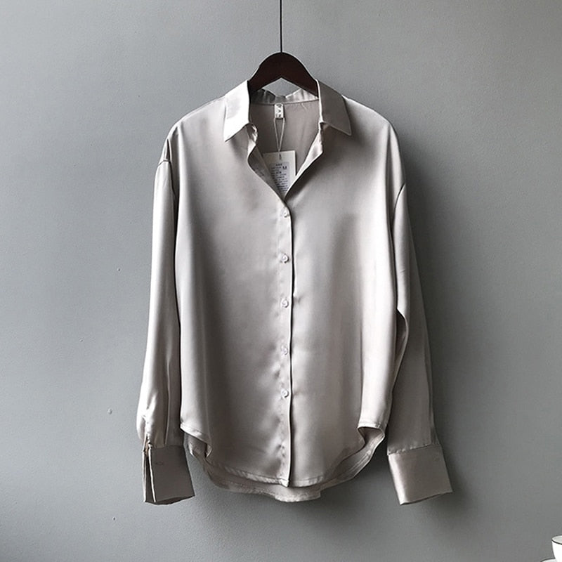 blusa elegante in seta e poliestere con chiusura a bottoni è perfetta per un look sofisticato e versatile.
