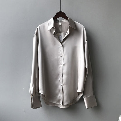 blusa elegante in seta e poliestere con chiusura a bottoni è perfetta per un look sofisticato e versatile.