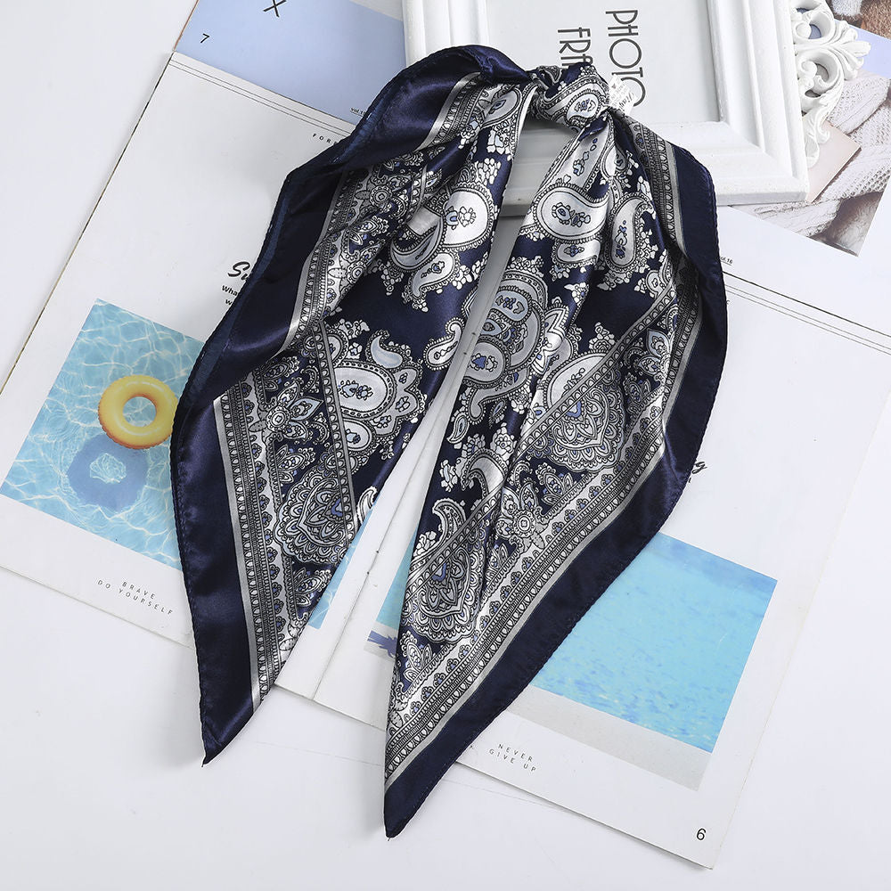 Foulard quadrati da donna. Eleganti e versatili, questi foulard quadrati da donna aggiungono un tocco di classe a qualsiasi outfit.