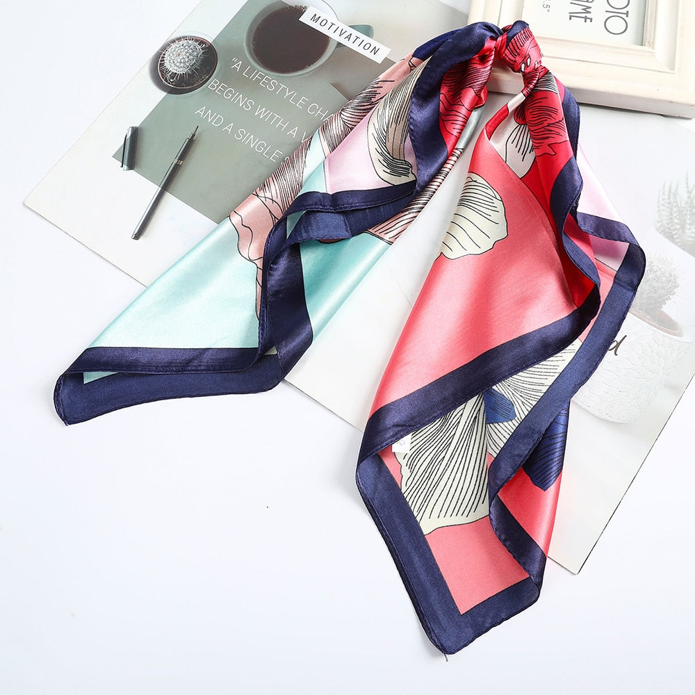 Foulard quadrati da donna. Eleganti e versatili, questi foulard quadrati da donna aggiungono un tocco di classe a qualsiasi outfit.