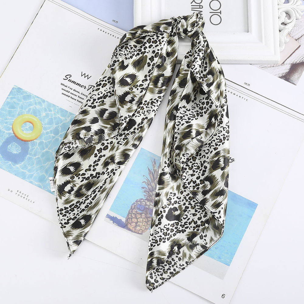 Foulard quadrati da donna. Eleganti e versatili, questi foulard quadrati da donna aggiungono un tocco di classe a qualsiasi outfit.