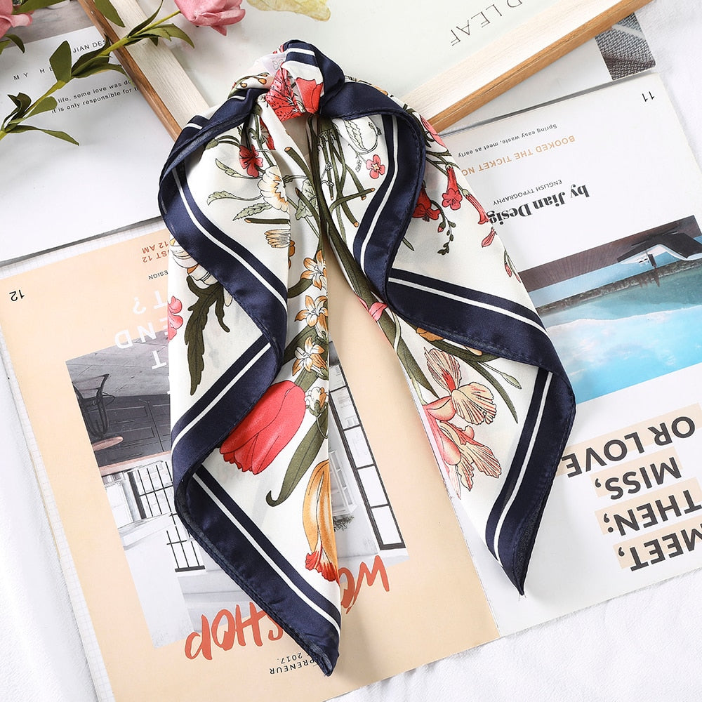 Foulard quadrati da donna. Eleganti e versatili, questi foulard quadrati da donna aggiungono un tocco di classe a qualsiasi outfit.