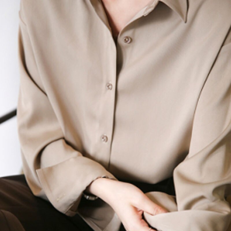 blusa elegante in seta e poliestere con chiusura a bottoni è perfetta per un look sofisticato e versatile.