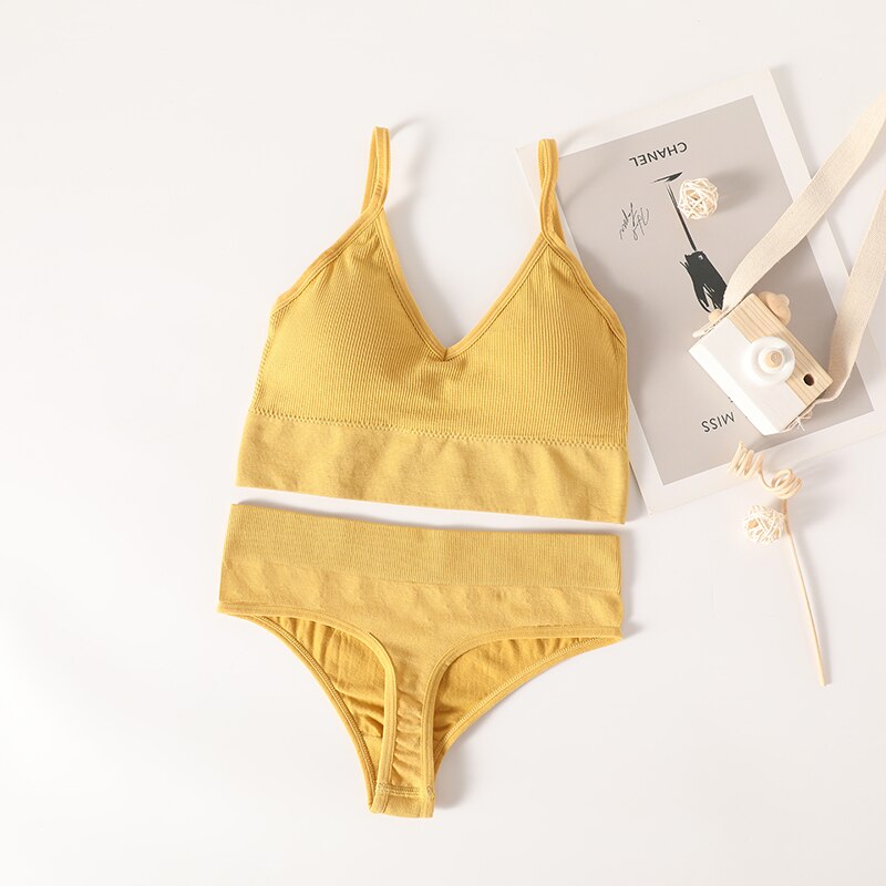 Set di intimo fitness da donna. Progettato per il massimo comfort e supporto durante l'attività fisica.
