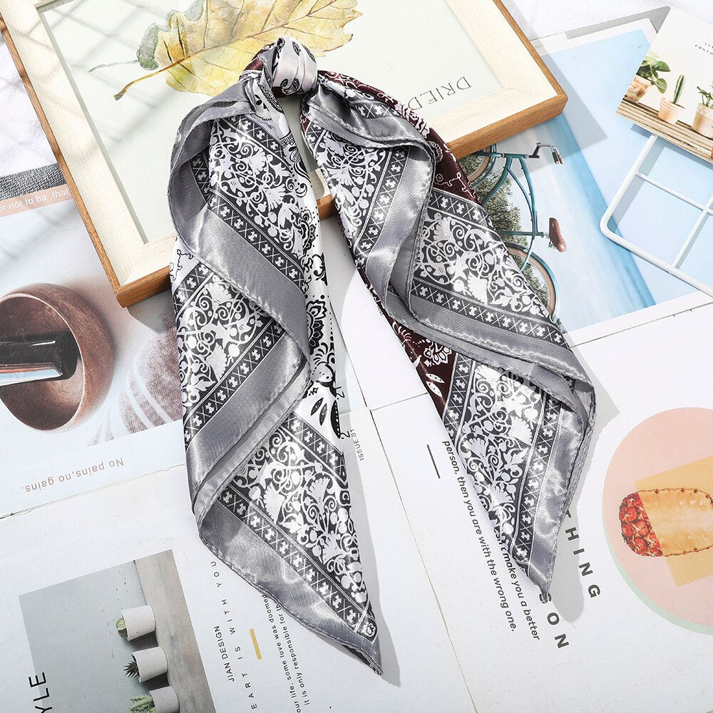 Foulard quadrati da donna. Eleganti e versatili, questi foulard quadrati da donna aggiungono un tocco di classe a qualsiasi outfit.