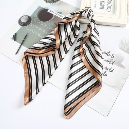 Foulard quadrati da donna. Eleganti e versatili, questi foulard quadrati da donna aggiungono un tocco di classe a qualsiasi outfit.