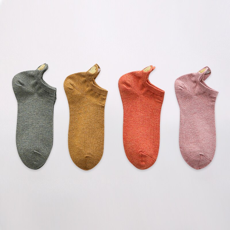 Set da 4 paia di calzini corti da donna. Comfort e stile per la stagione primaverile! Questi calzini in cotone morbido offrono una vestibilità leggera e traspirante, perfetta per il clima più mite.