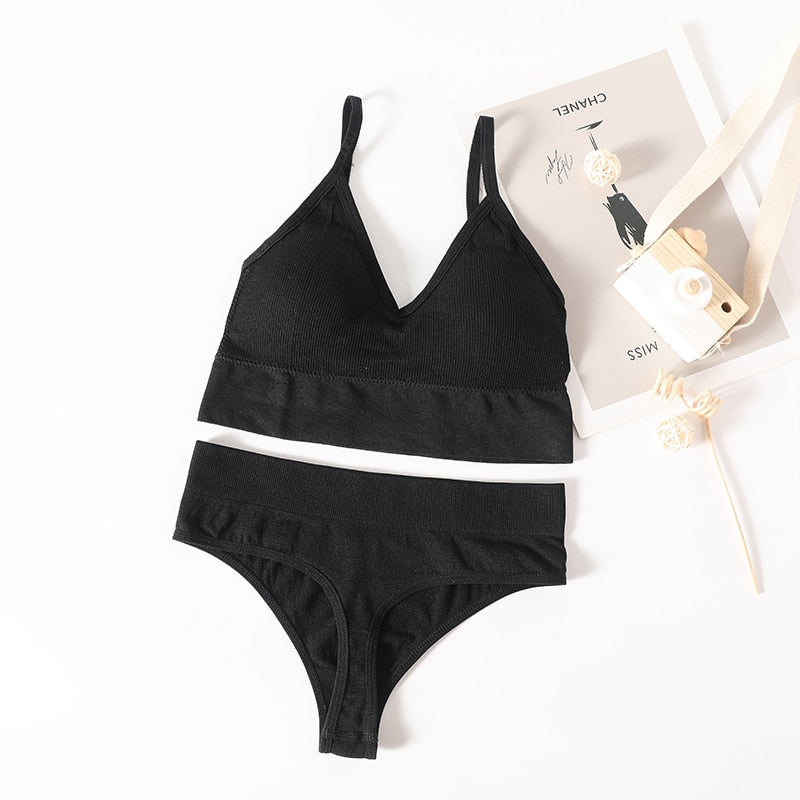 Set di intimo fitness da donna. Progettato per il massimo comfort e supporto durante l'attività fisica.