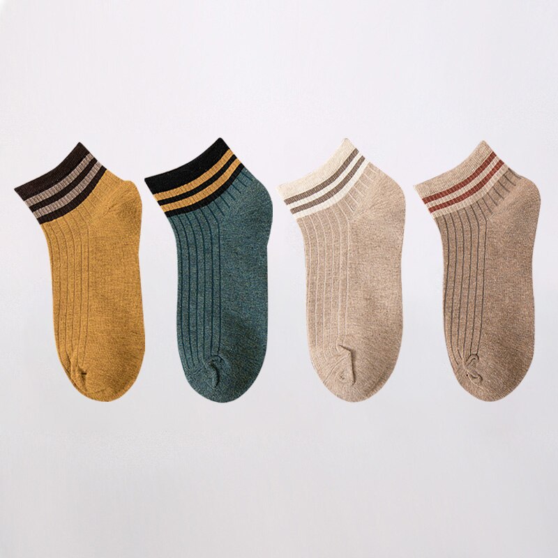 Set da 4 paia di calzini corti da donna. Comfort e stile per la stagione primaverile! Questi calzini in cotone morbido offrono una vestibilità leggera e traspirante, perfetta per il clima più mite.