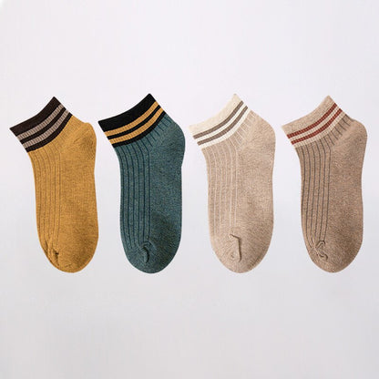 Set da 4 paia di calzini corti da donna. Comfort e stile per la stagione primaverile! Questi calzini in cotone morbido offrono una vestibilità leggera e traspirante, perfetta per il clima più mite.