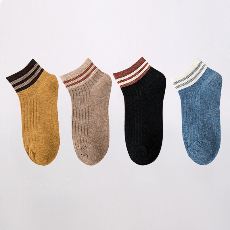 Set da 4 paia di calzini corti da donna. Comfort e stile per la stagione primaverile! Questi calzini in cotone morbido offrono una vestibilità leggera e traspirante, perfetta per il clima più mite.