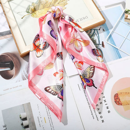 Foulard quadrati da donna. Eleganti e versatili, questi foulard quadrati da donna aggiungono un tocco di classe a qualsiasi outfit.
