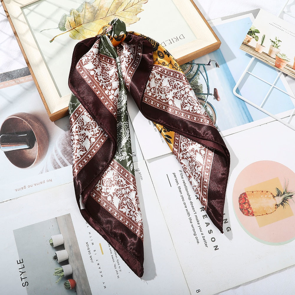 Foulard quadrati da donna. Eleganti e versatili, questi foulard quadrati da donna aggiungono un tocco di classe a qualsiasi outfit.
