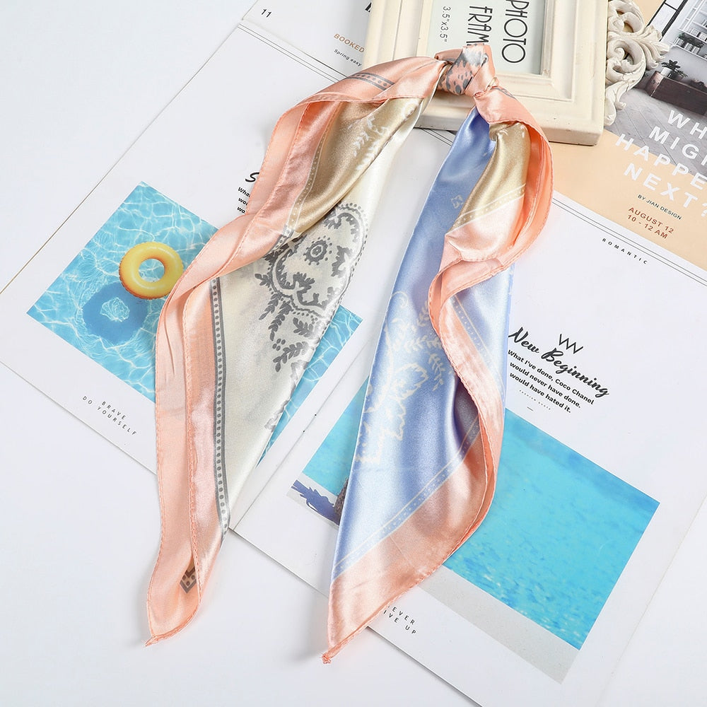Foulard quadrati da donna. Eleganti e versatili, questi foulard quadrati da donna aggiungono un tocco di classe a qualsiasi outfit.