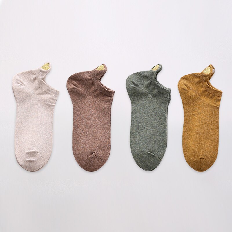 Set da 4 paia di calzini corti da donna. Comfort e stile per la stagione primaverile! Questi calzini in cotone morbido offrono una vestibilità leggera e traspirante, perfetta per il clima più mite.